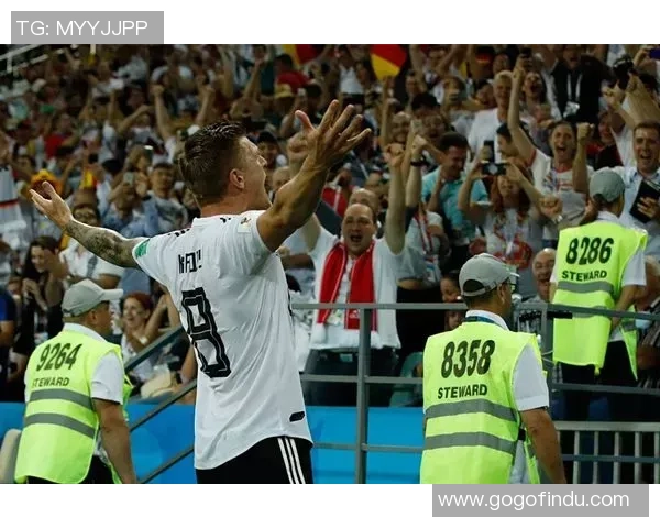 足球明星拍立得瞬间定格球场传奇与激情时刻的完美结合